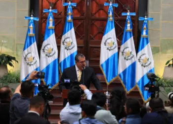 Presidente Arévalo denuncia que encontraron aparatos de espionaje en su oficina