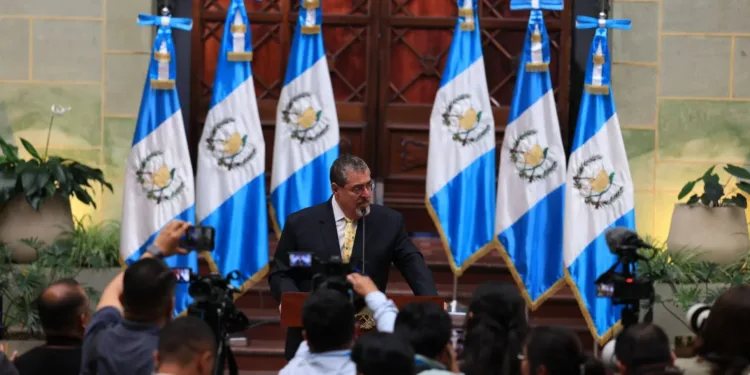 Presidente Arévalo denuncia que encontraron aparatos de espionaje en su oficina