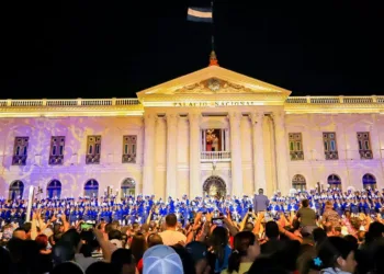 Salvadoreños reciben primer anochecer del año con un concierto de banda