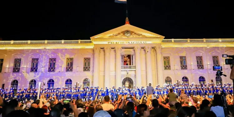 Salvadoreños reciben primer anochecer del año con un concierto de banda