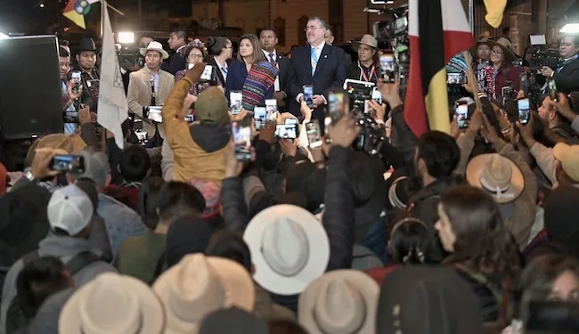 Bernardo Arévalo tuvo baño de masas en la madrugada