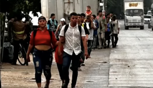 Caravana de migrantes se desintegró al llegar a frontera guatemalteca