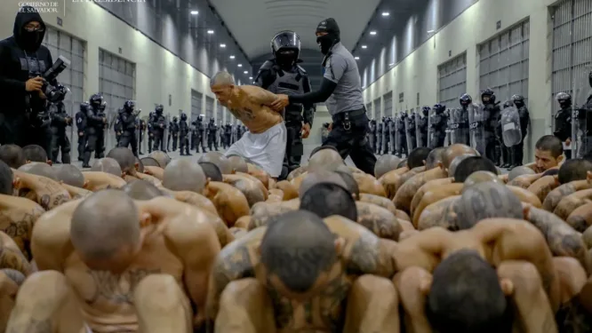 Ecuador construirá dos cárceles de máxima seguridad al estilo Bukele