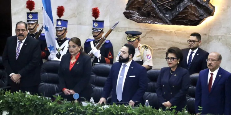 Aplausos adentro del Congreso de Honduras, empujones de las autoridades afuera