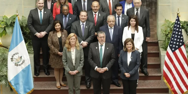 EEUU aún espera más arremetidas de “corruptos y antidemocráticos” en Guatemala