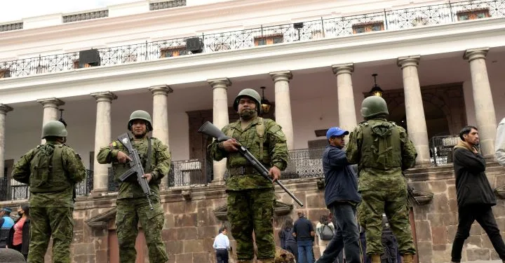 Ecuador bajo fuego: narcos siembran terror y gobierno les declara la guerra