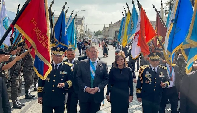 El Ejército de Guatemala rindió homenaje el lunes al nuevo presidente y le entregó el bastón de mando.