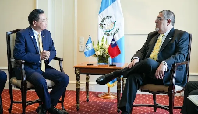 Arévalo y Herrera reciben a canciller taiwanés y hablan de cooperación