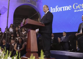 Giammattei dice que se va con la frente en alto a pesar de la crisis y su impopularidad