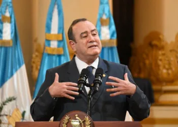 Presidente de Guatemala se queja que comunidad internacional “lo amenazó” si no entregaba el Ejecutivo