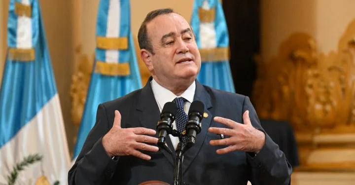 Presidente de Guatemala se queja que comunidad internacional “lo amenazó” si no entregaba el Ejecutivo