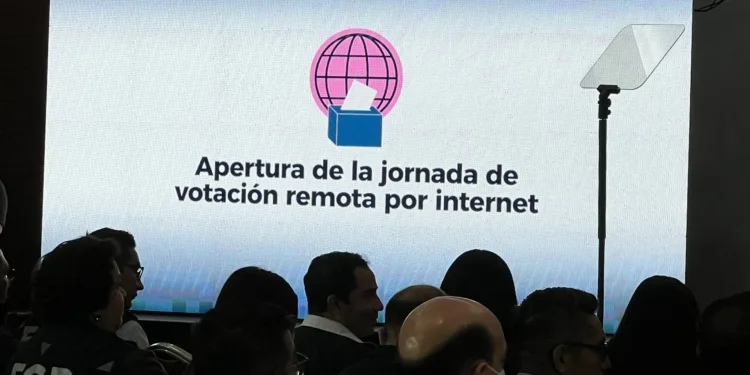 Arrancan las elecciones salvadoreñas presidenciales y legislativas con el voto por internet