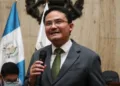 Criticado juez guatemalteco insiste en que suspendan al partido del presidente electo