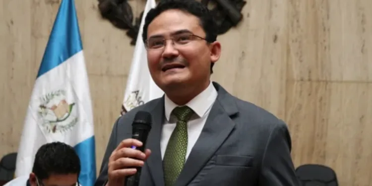 Criticado juez guatemalteco insiste en que suspendan al partido del presidente electo