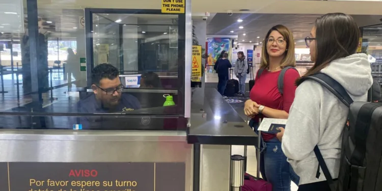 Guatemala multará con $3 mil a aerolíneas por cada pasajero que incumpla con medidas migratorias