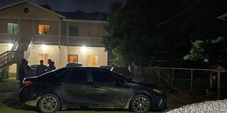 Encuentran muertas a 3 mujeres dentro de un vehículo en Roatán, Honduras