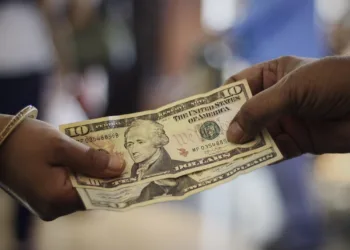 Mayoría de salvadoreños insiste en que la economía es el problema más apremiante del país