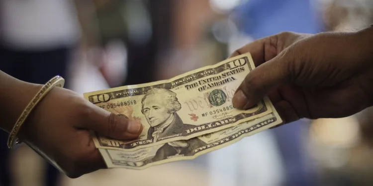 Mayoría de salvadoreños insiste en que la economía es el problema más apremiante del país