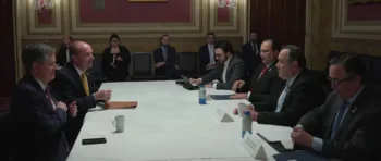 Presidente de Guatemala visita EEUU, pero ahora no los llama “los amos del Norte”