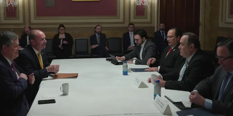 Presidente de Guatemala visita EEUU, pero ahora no los llama “los amos del Norte”