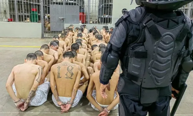 Autoridades requisan todas las cárceles salvadoreñas como parte de la guerra al crimen