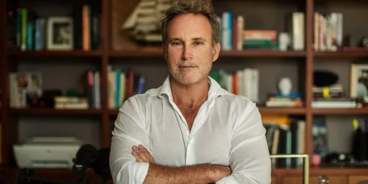 Reconocido periodista Harris Whitbeck es el fichaje “estrella” de Arévalo para el Inguat