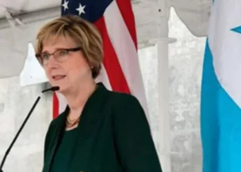 Embajadora de EEUU ofrece ayuda para apresar a presunto homicida de 3 hondureñas