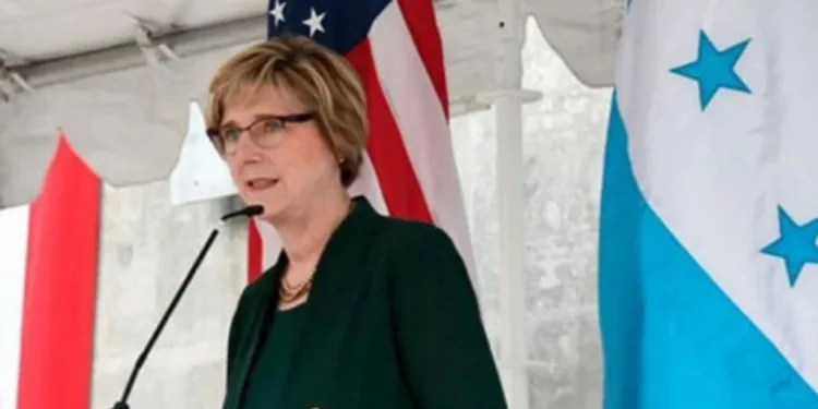 Embajadora de EEUU ofrece ayuda para apresar a presunto homicida de 3 hondureñas