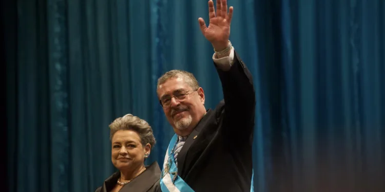 Bernardo Arévalo jura como presidente de Guatemala con ocho horas de retraso
