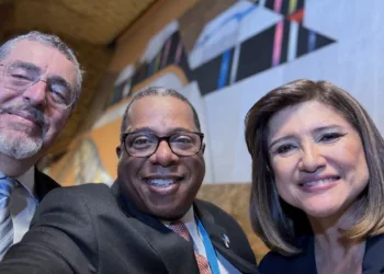 Joe Biden felicita a Arévalo y subsecretario se toma la selfie del recuerdo