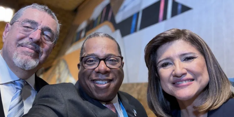 Joe Biden felicita a Arévalo y subsecretario se toma la selfie del recuerdo