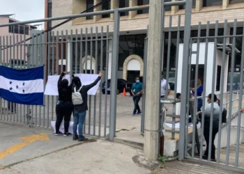 Empleados se toman Secretaría de Derechos Humanos en Honduras y exigen renuncia de ministra