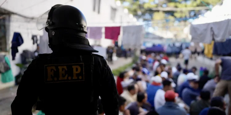 Más de 1,500 policías participan en megaoperativo en cárcel guatemalteca de Pavón