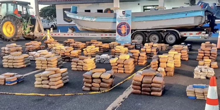 Panamá reporta la incautación de una tonelada de coca y el arresto de dos colombianos