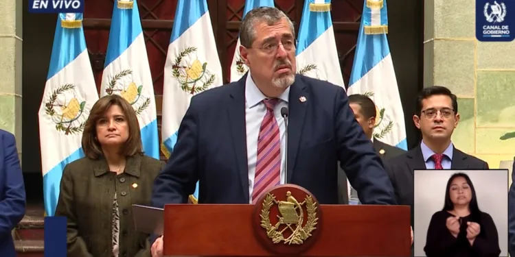 Fiscal general tiene falta de voluntad para cumplir la ley, dice presidente de Guatemala