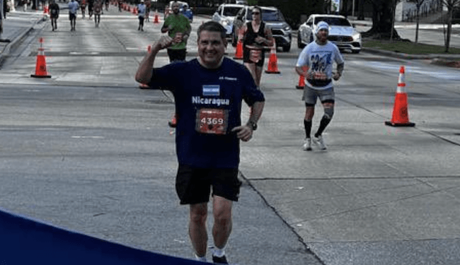 Expreso político nicaragüense completa maratón de Miami