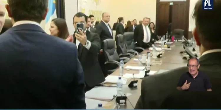Relajo y tensión en el Congreso de Guatemala antes de la toma de posesión legislativa y presidencial