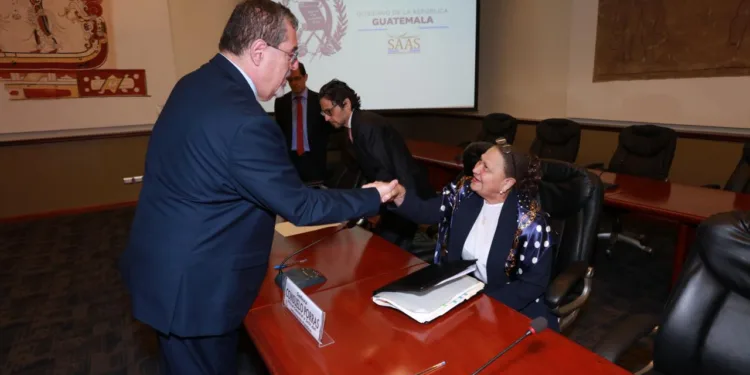 El presidente Arévalo saluda a Consuelo Porras.