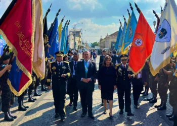 Presidente de Guatemala promete desarrollar y modernizar el ejército al asumir como comandante general