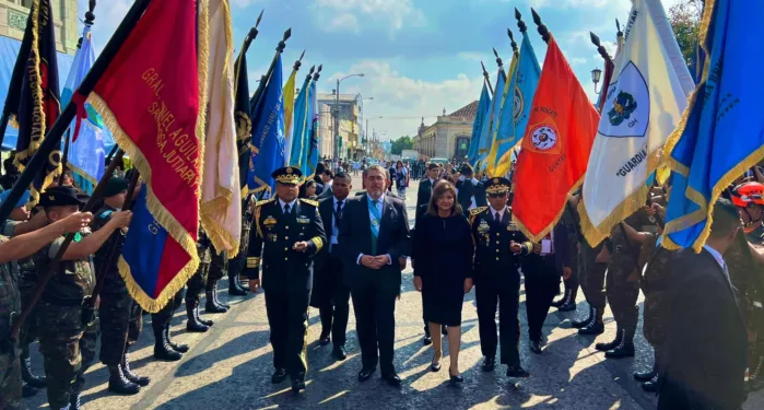 Presidente de Guatemala promete desarrollar y modernizar el ejército al asumir como comandante general