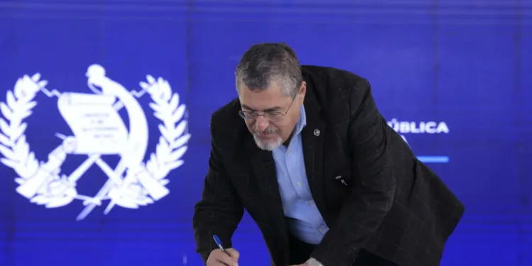 Presidente de Guatemala firma pacto de salud con comunidades indígenas