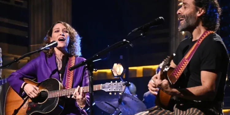 Los guatemaltecos Gaby Moreno y Oscar Isaac cantan “Luna de Xelajú” en “The Tonight Show”