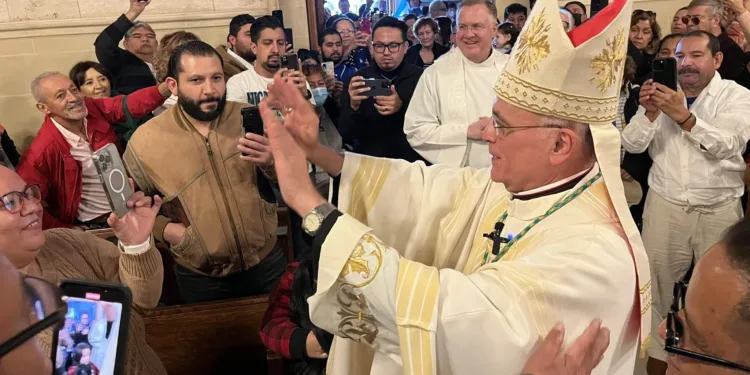 Obispo exiliado pide presión más eficaz contra la dictadura de Nicaragua