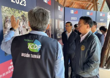 Canciller de Taiwán visita centro de procesamiento de bambú en Guatemala