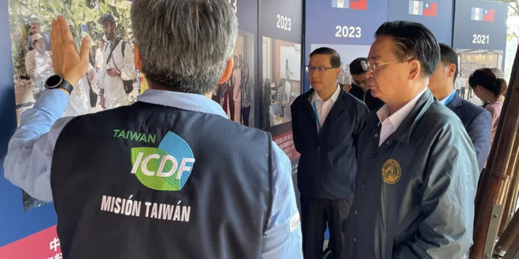 Canciller de Taiwán visita centro de procesamiento de bambú en Guatemala