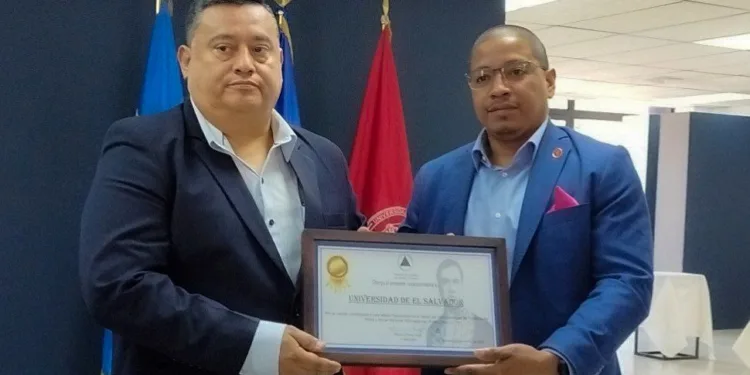 El dictador de Nicaragua retira a su embajador en El Salvador