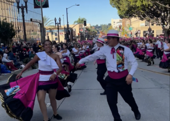 Aplausos y elogios recibe la Banda Zarcero de Costa Rica en el Desfile de las Rosas