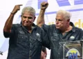 José Raúl Mulino (izquierda) y el inhabilitado expresidente Ricardo Martinelli, durante el inicio de su campaña como fórmula presidencial por Realizando Metas.Foto de Martin Bernetti / AFP.