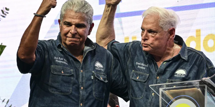 José Raúl Mulino (izquierda) y el inhabilitado expresidente Ricardo Martinelli, durante el inicio de su campaña como fórmula presidencial por Realizando Metas.Foto de Martin Bernetti / AFP.