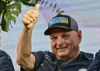 Martinelli insiste en campaña electoral y dice a sus adversarios: “no se vistan que no van”